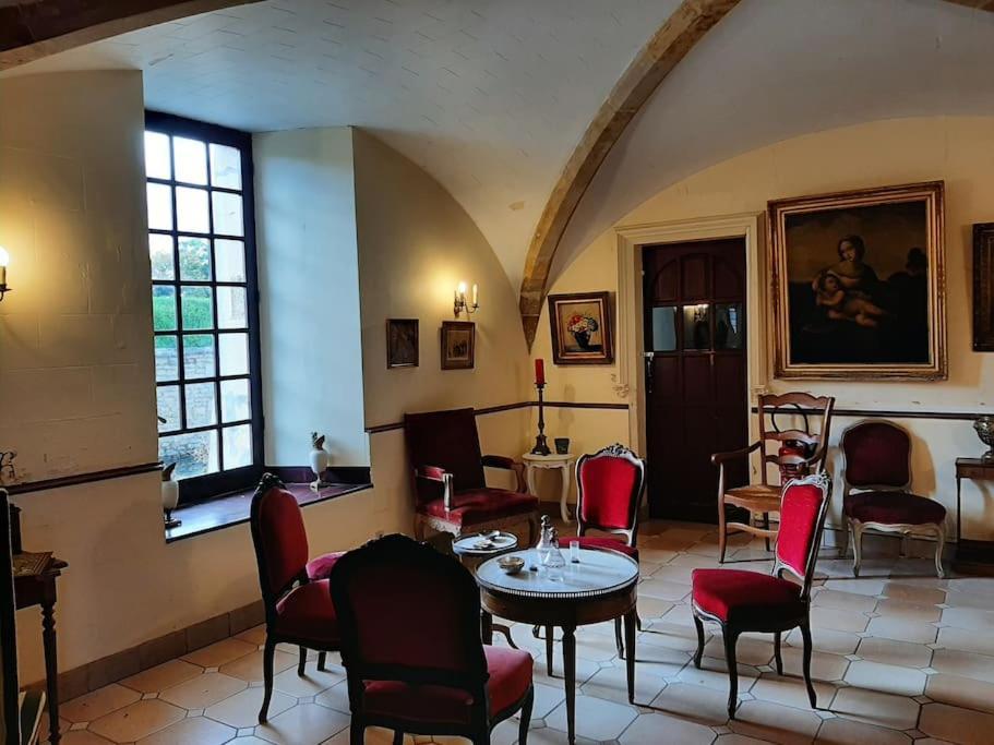Chateau De Mornay Saint-Pierre-de-l'Isle Exterior photo